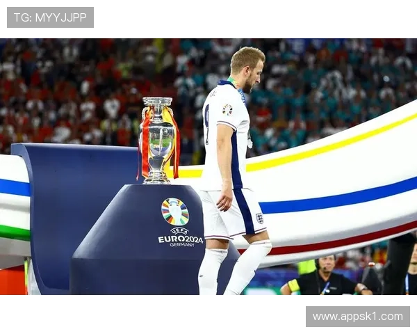 凯恩 vs 瓦尔迪：草根逆袭路径与战术角色差异