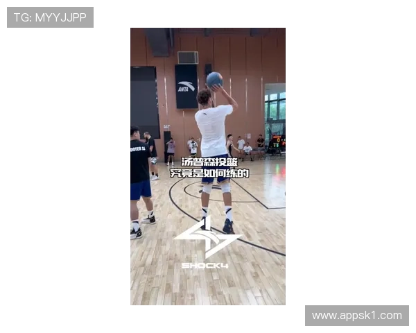 克莱·汤普森无球跑动拉开空间，三分效率领跑后卫群