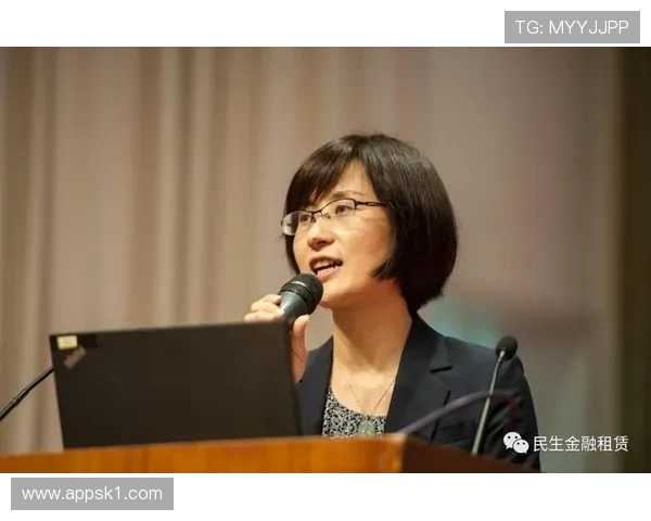 崔家溪一个人住豪宅，邻居还以为搬进了明星书记官长？