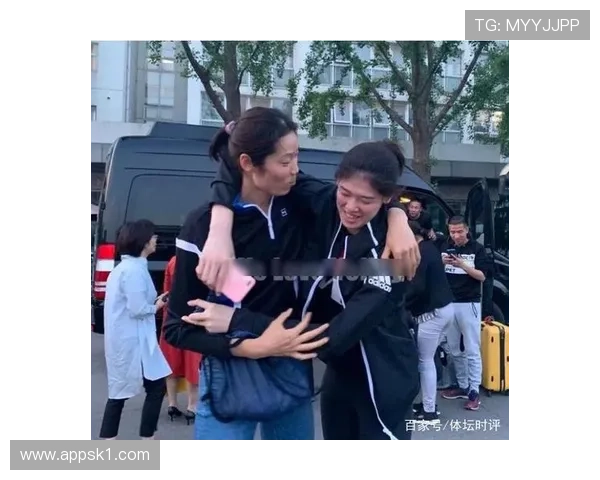 李盈莹训练间隙喝奶茶？这画风跟场上拼命的不一样啊！