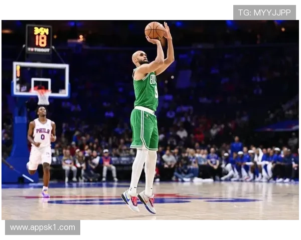 怀特无球跑动制造空位，三分效率领跑后卫